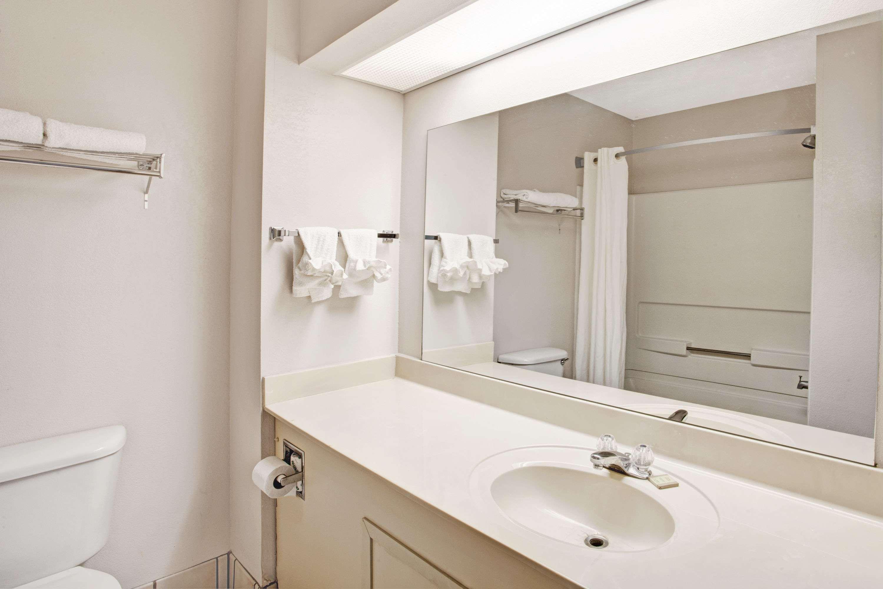ซูเปอร์ 8 บาย วินด์แฮม โอลีฟ แบรนช์ Hotel โอลีฟแบรนช์ ภายนอก รูปภาพ