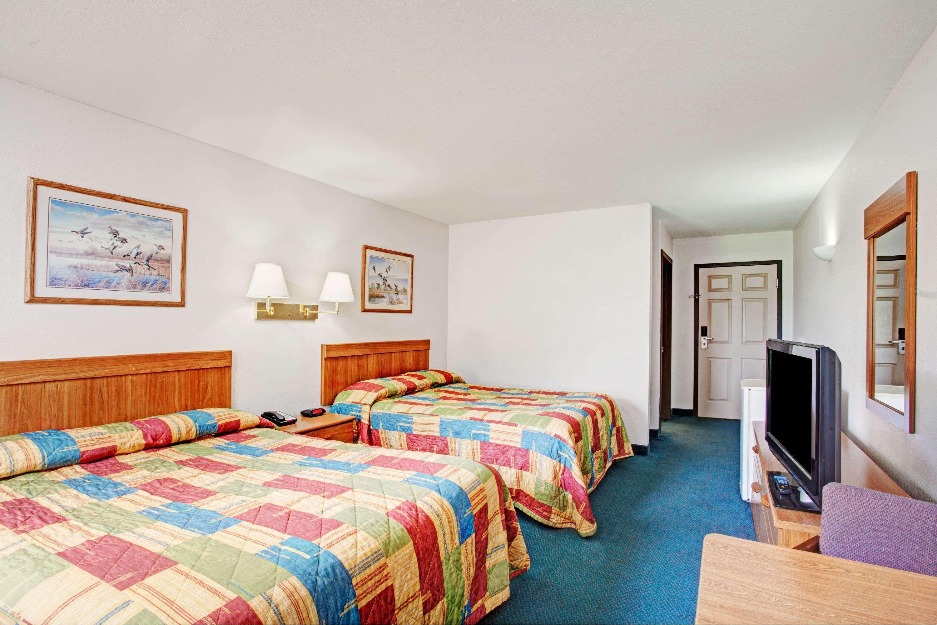 ซูเปอร์ 8 บาย วินด์แฮม โอลีฟ แบรนช์ Hotel โอลีฟแบรนช์ ภายนอก รูปภาพ